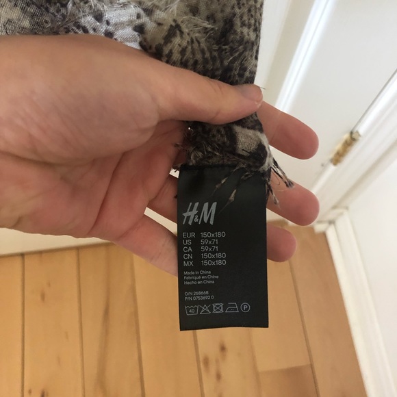 H&M Snakeskin Print Scarf - Picture 4 of 4
